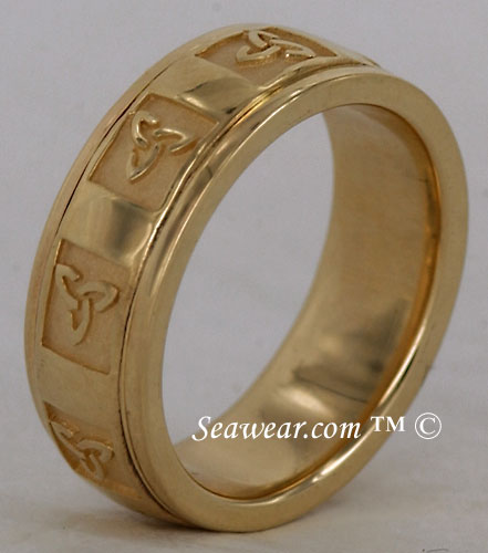side view of thickness of trinity knot wedding ring