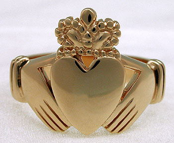 front view of gold Claddagh ring