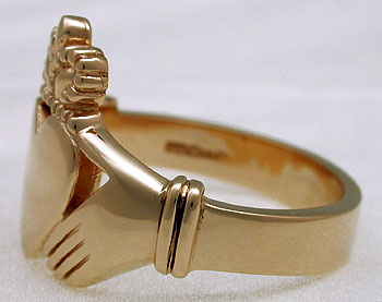 side view of gold Claddagh ring
